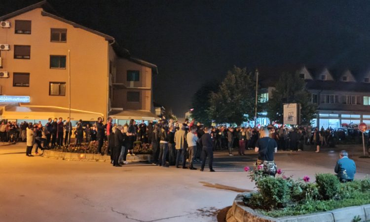 Berane: Građani se okupili ispred CB, a zatim blokirali saobraćajnicu