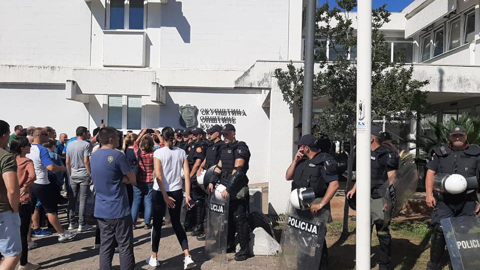 (VIDEO) Fotografija govori više od riječi, a video snimak hiljadu i jednu: Ko to tamo provocira?