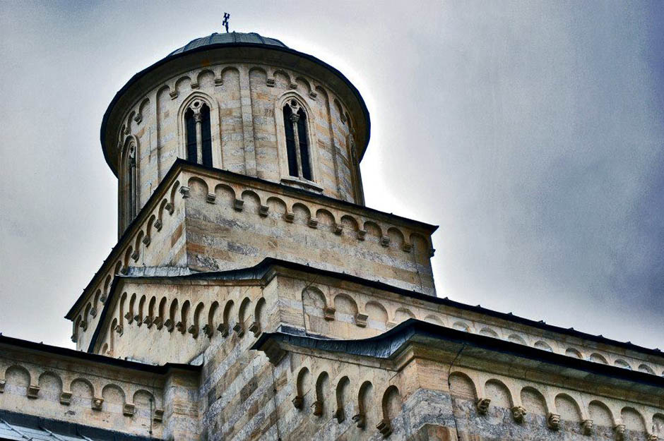 SAD kritikuje Prištinu jer odbija odluku o Visokim Dečanima