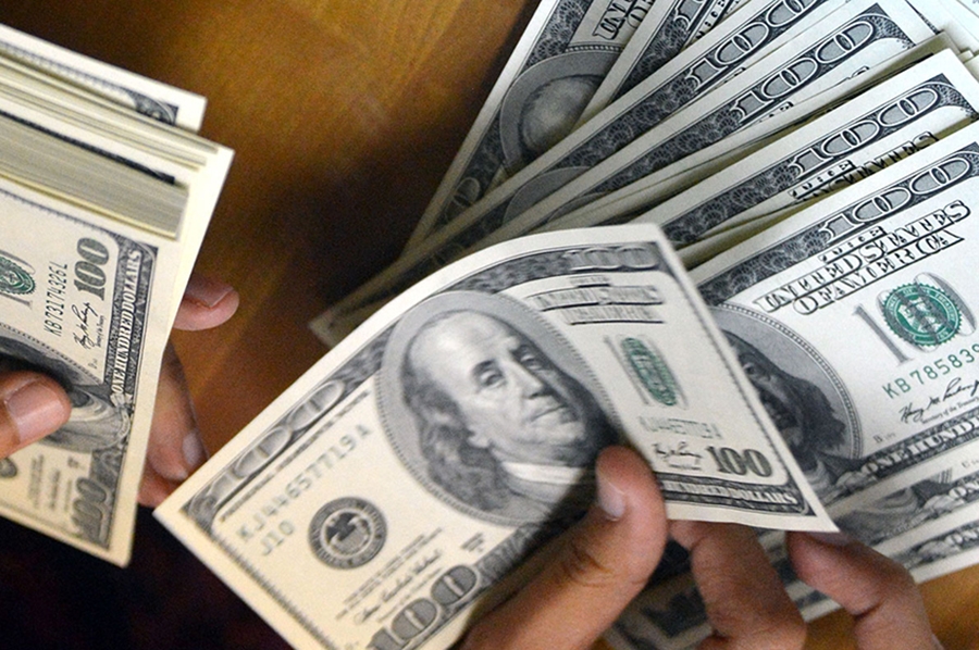 Stručnjaci upozoravaju: Dolar bi mogao da devalvira naredne godine