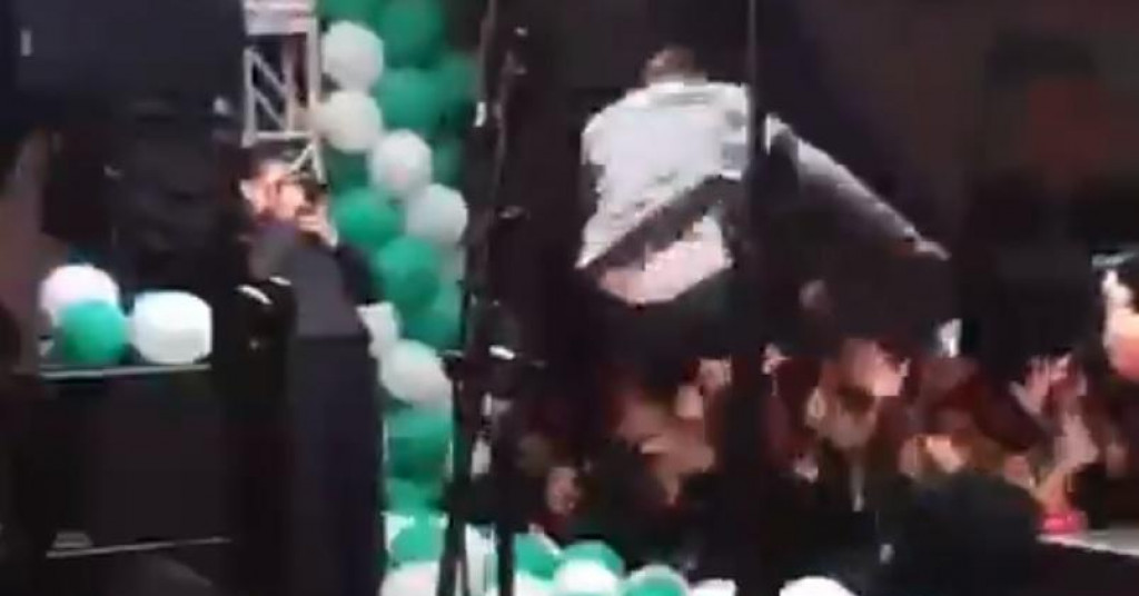 (VIDEO)Neviđeni predizborni skup: Srpski ministar skočio s pozornice, pristalice ga bacale u vazduh