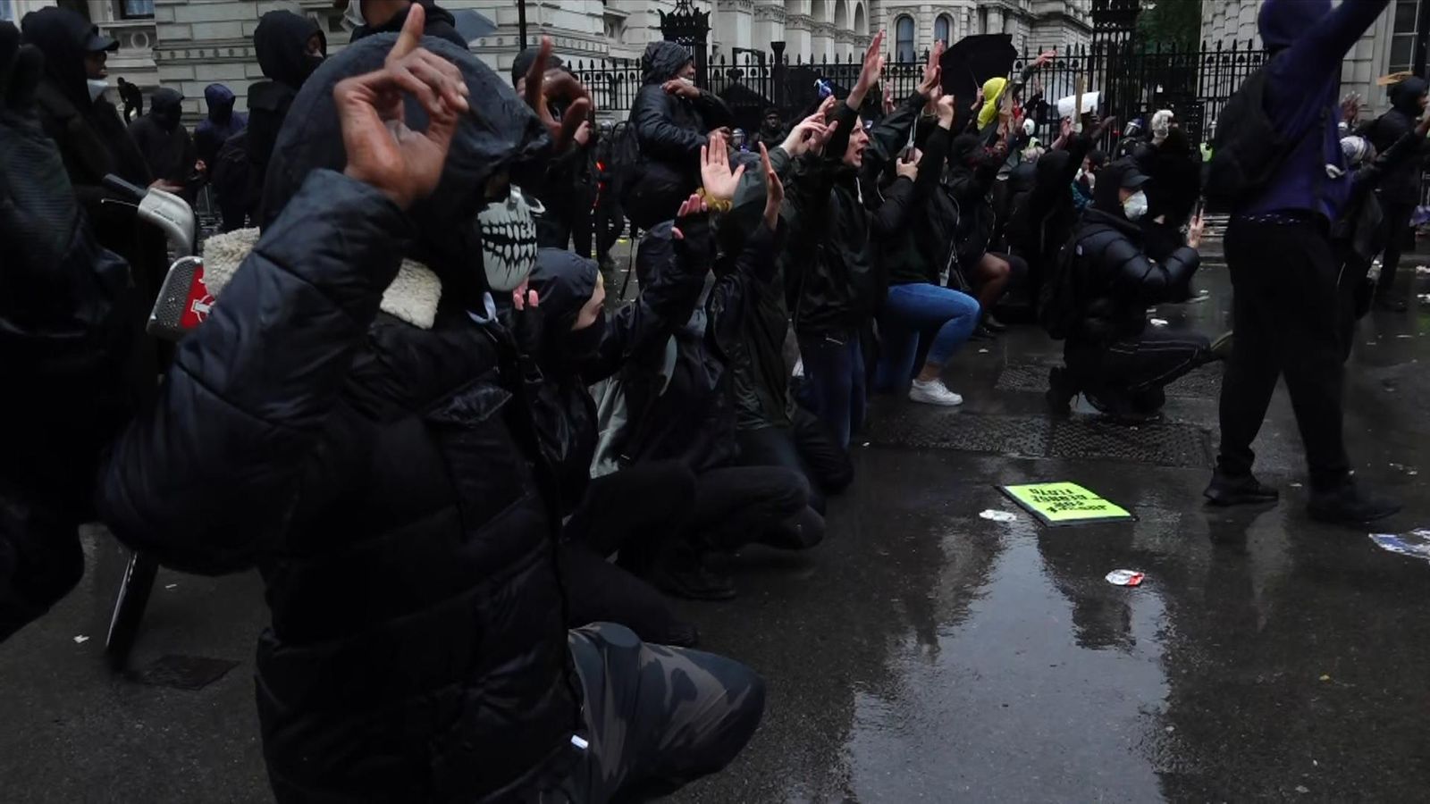 London: SUKOB POLICIJE I DEMONSTRANATA, na ulicama HAOS, napadnuta KONJIČKA JEDINICA!