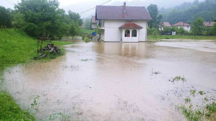 TUZLA: Poplave ozbiljno prijete mjestima u Srebreniku, Kladnju, Sapni…