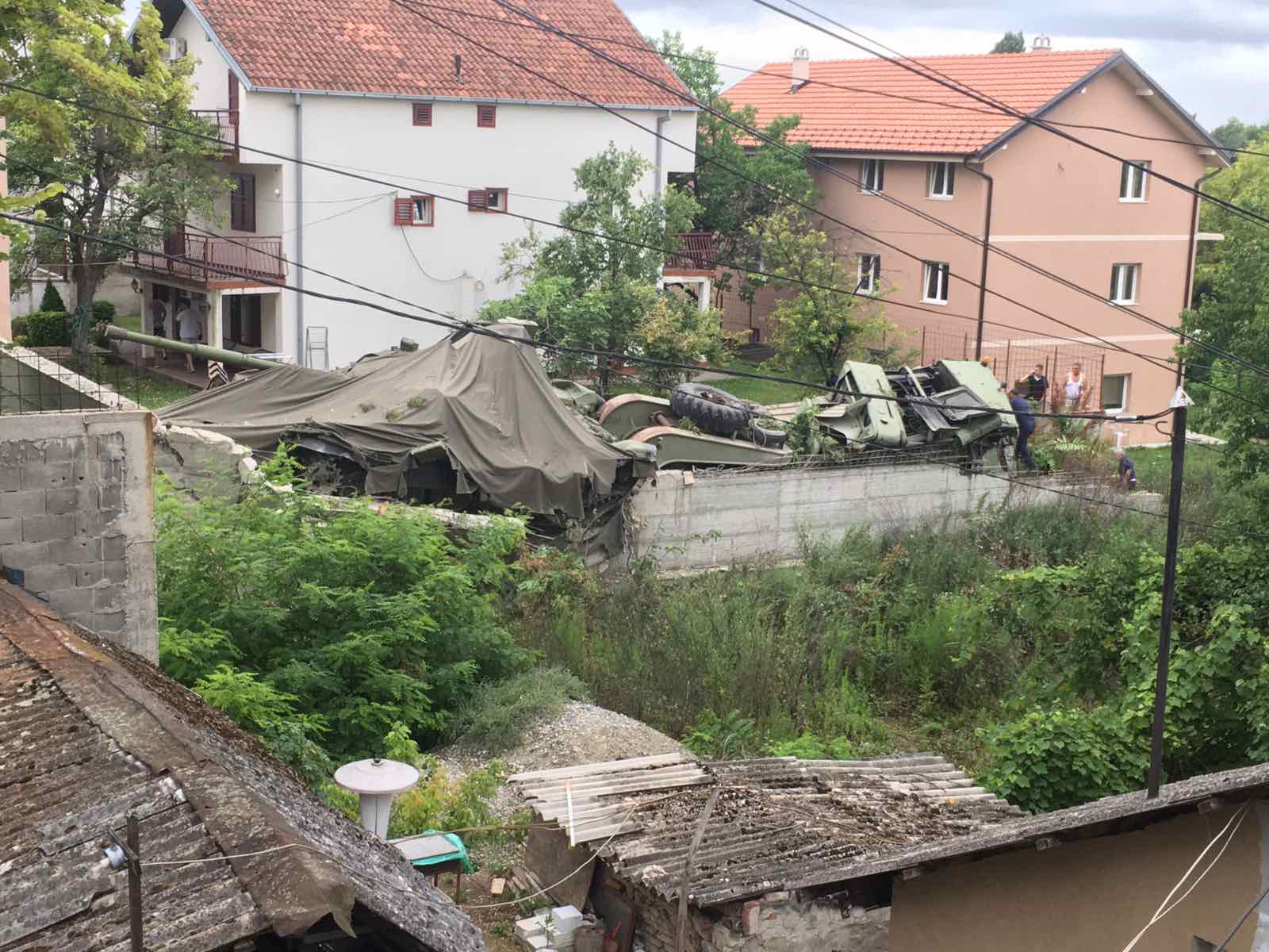 Incident u Beogradu: Kamion koji je prevozio tenk Vojske Srbije sletio sa puta