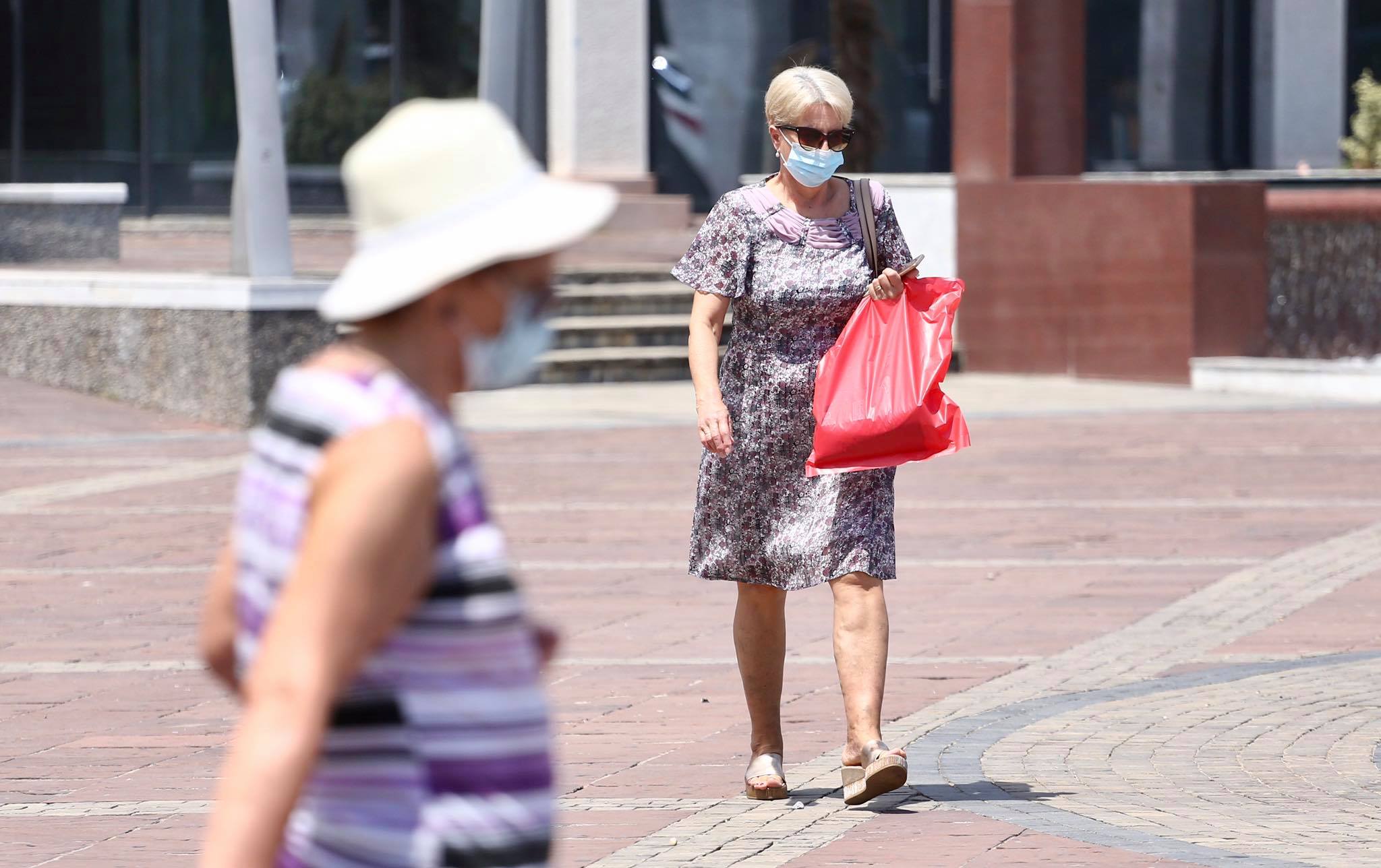Građani Podgorice poštuju mjere, maske i na otvorenom i na zatvorenom (FOTO)