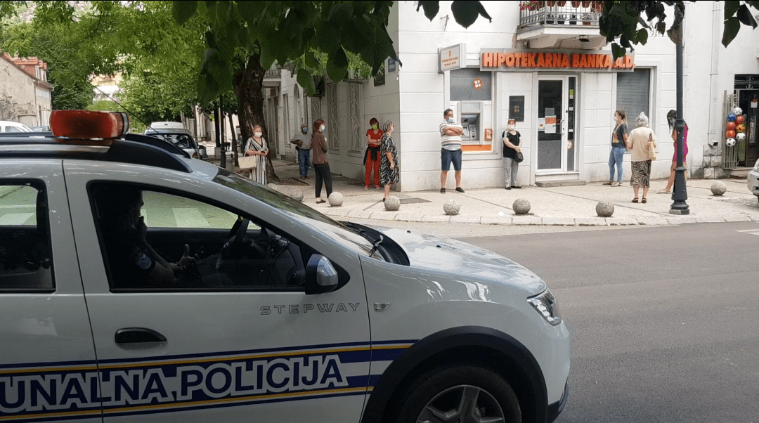 Podgorički komunalni policajci patrolirali na Cetinju: Upozoravali građane da poštuju mjere NKT-a, dok su im kolege u izolaciji