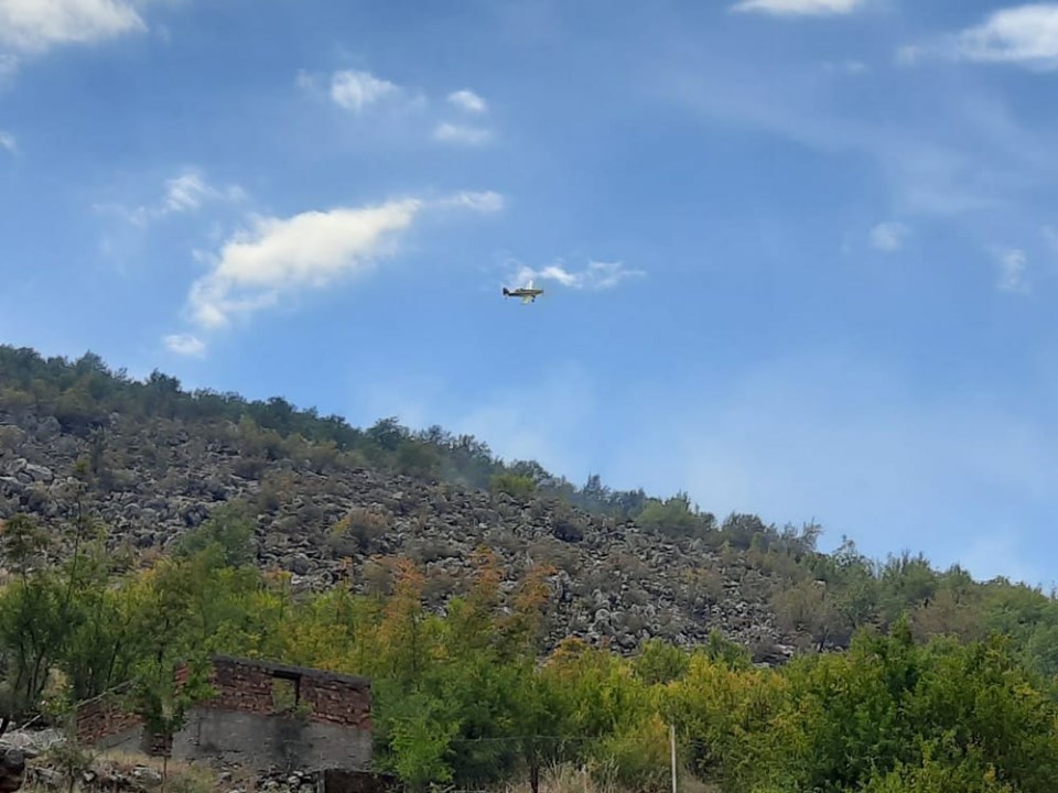 Veliki požar na Veljem Brdu: Kuće odbranjene, poslati avioni da gase vatru