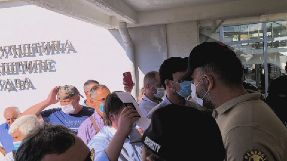 Ispred budvanske Opštine i jutros tenzije i nedozovljen ulazak funkcionerima