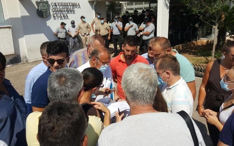 Ivanović odložila početak sjednice SO Budva, opozicija otela materijal za dnevni red