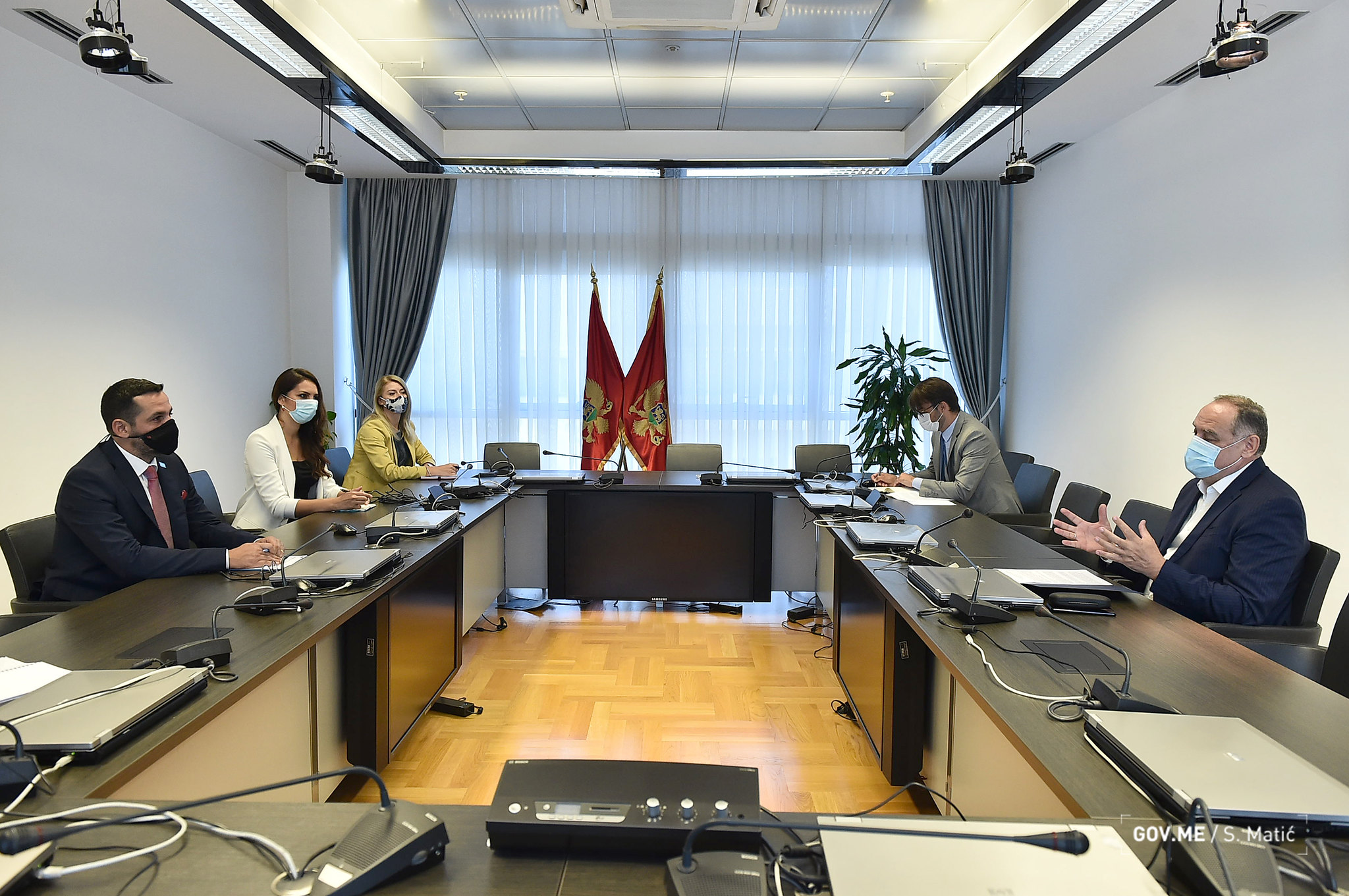 Simović sa Santanderom: Ne dozvoliti da negativne efekte pandemije Covid-19 osjete djeca