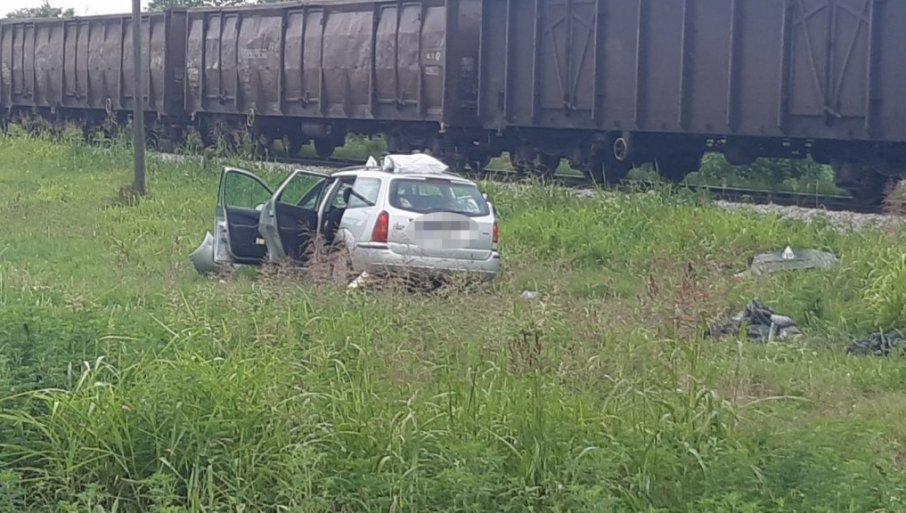 KAMERE ZABILJEŽILE TRENUTAK UŽASA: Voz udara u automobil u kom su stradali supružnici u Srbiji (VIDEO)