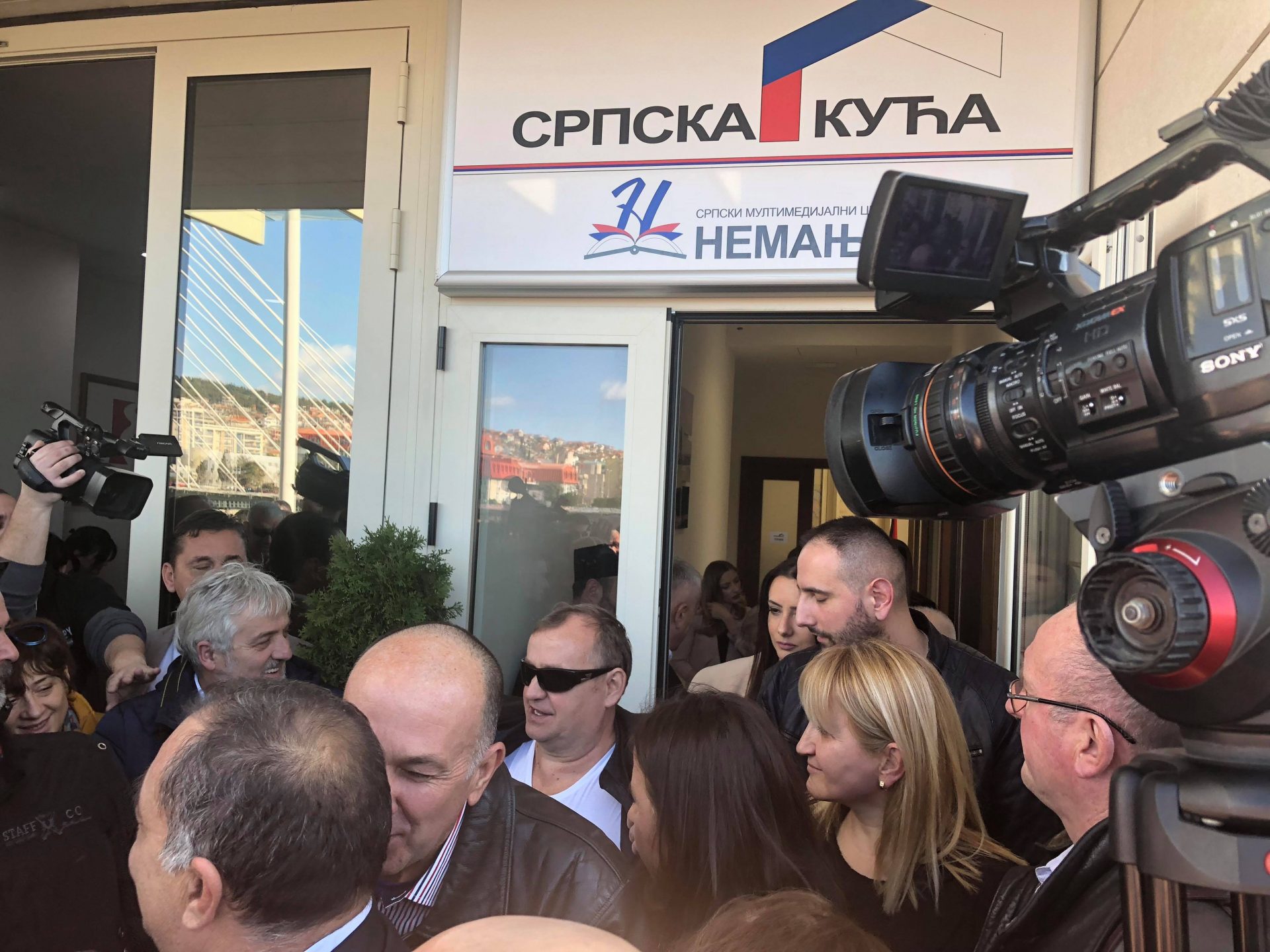 Mali znak predizborne pažnje: Vlada Srbije tajno dijeli 1,64 miliona eura profesionalnim Srbima iz CG