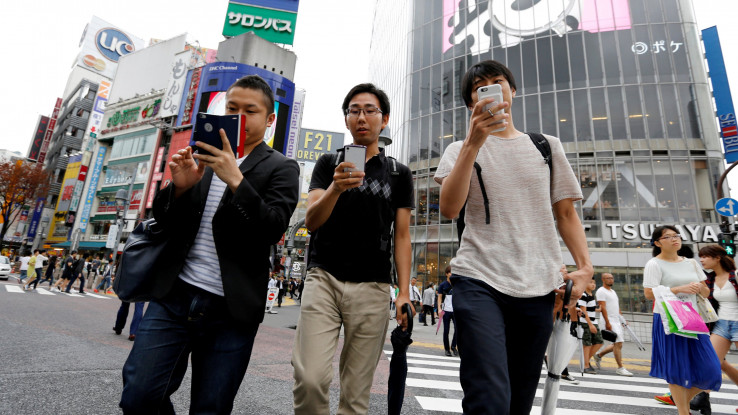 Japanski grad zabranio hodanje i gledanje u mobilni u isto vrijeme