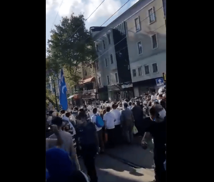Vjernici PROBILI policijski kordon prema Aja Sofiji, HAOS U ISTANBULU, svi bi da uđu (VIDEO)