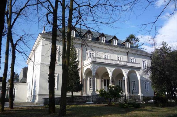 Korona i u biblioteci na Cetinju