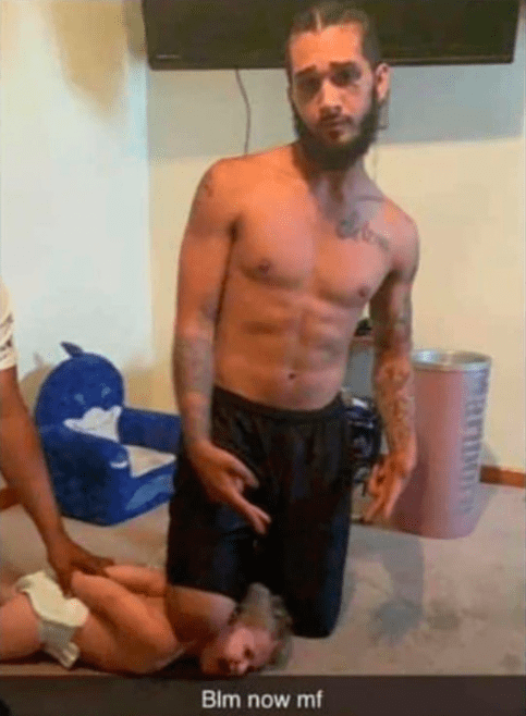 Klečao na vratu bebe dok joj druga osoba drži ruke, SLIKA KOJA JE UŽASNULA SVIJET!