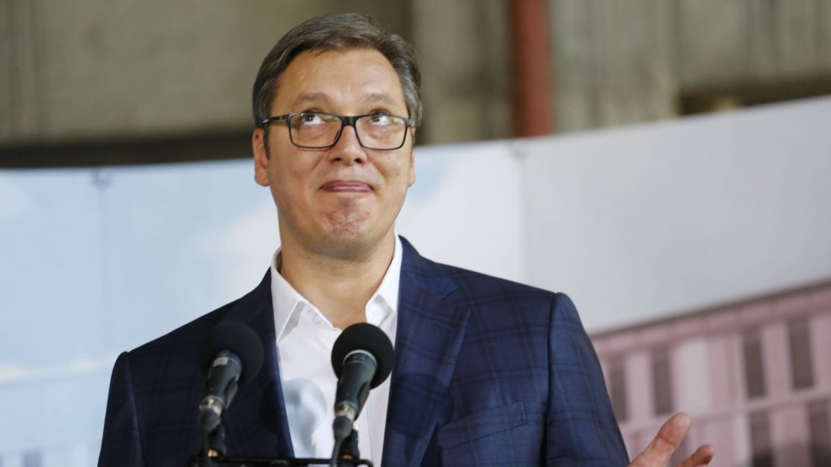 Dva lica Vučića: U Srbiji bahat, u inostranstvu ponizan