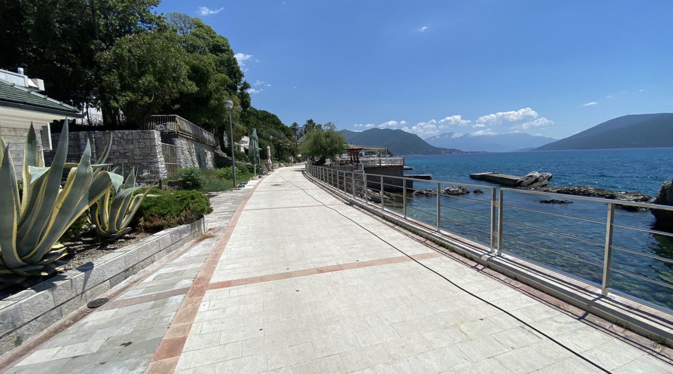 Herceg Novi: Počela zamjena dotrajale ogradne duž šetališta Pet Danica
