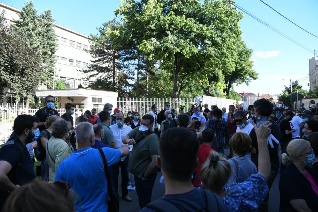 Protest ispred CZ u Beogradu: Hapsite huligane, ne tucite svoj narod