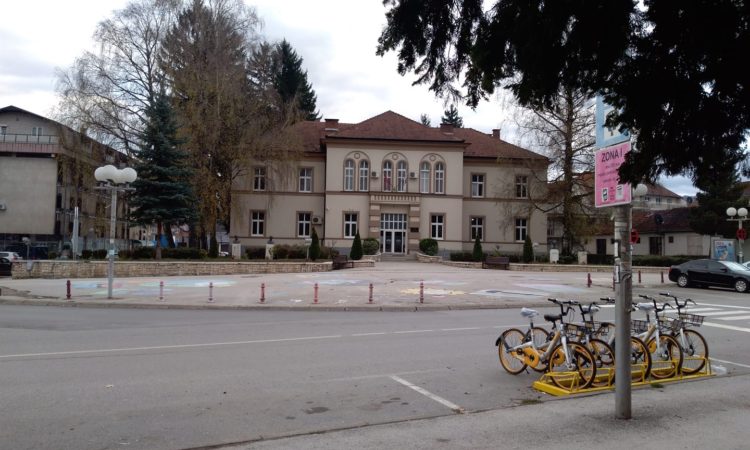 U Beranama procesuirano pet osoba zbog isticanja zastave druge države