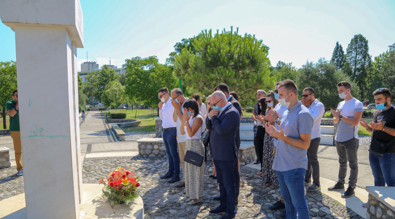 Delegacija BS položila cvijeće u znak sjećanja na genocid u Srebrenici