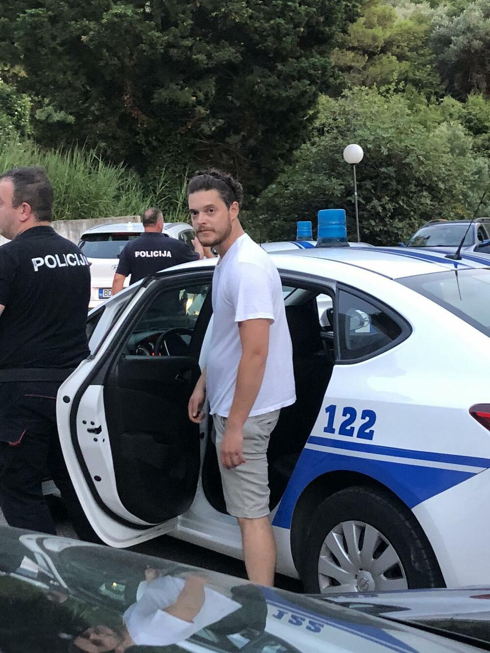 Vuk Jovanović priveden zbog crtanja murala Momira Bulatovića, SNP traži izvinjenje od policije