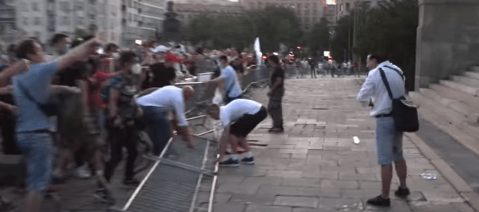 (VIDEO) Uhapšen muškarac zbog napada nožem ispred Skupštine u Beogradu