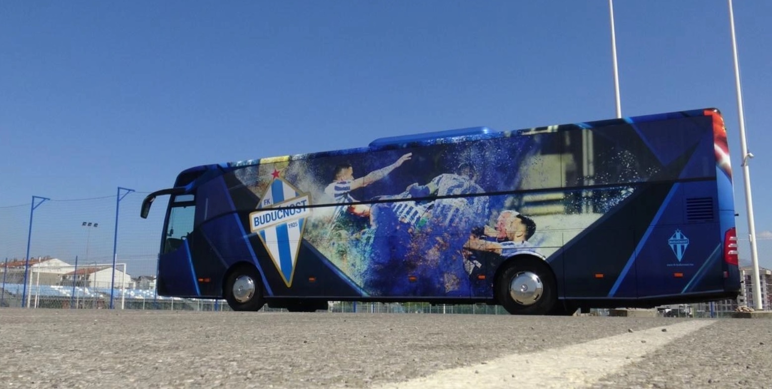 (VIDEO) Budućnost dobila novi autobus: Dizajn u klupskim bojama i duhu titule