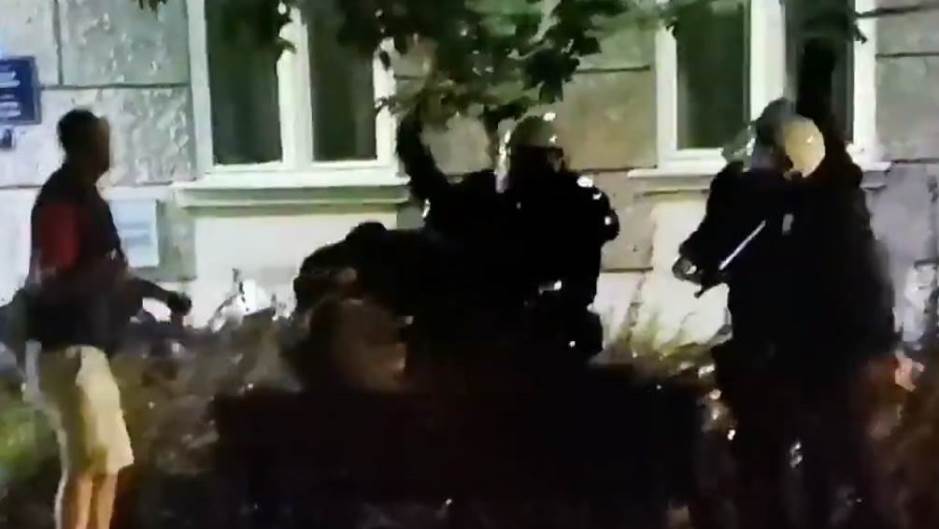 VIDEO: Policija u Pionirskom parku u Beogradu tukla muškarce koji su sjedeli na klupi