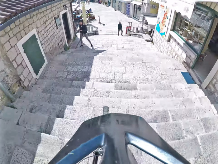 Biciklom niz skale od Španjole do Škvera za 3 minuta