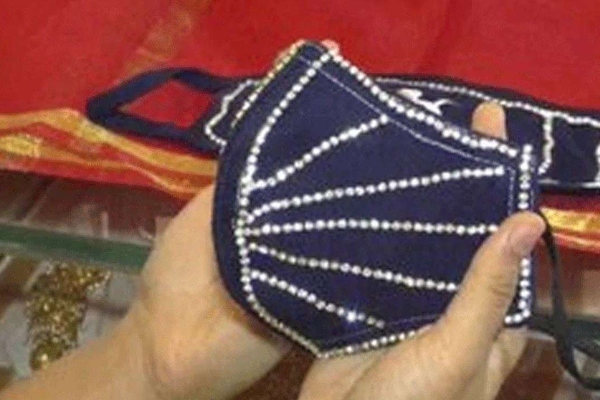 Zaštitna maska sa dijamantima od 6.000 dolara (VIDEO)