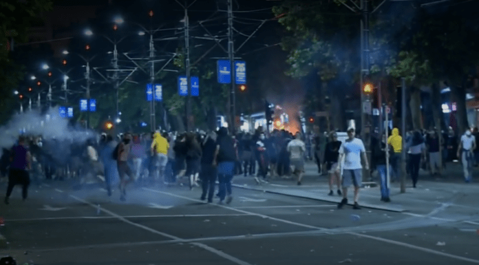 Protesti širom Srbije, nekoliko manjih incidenata, u Beogradu napadnut novinar