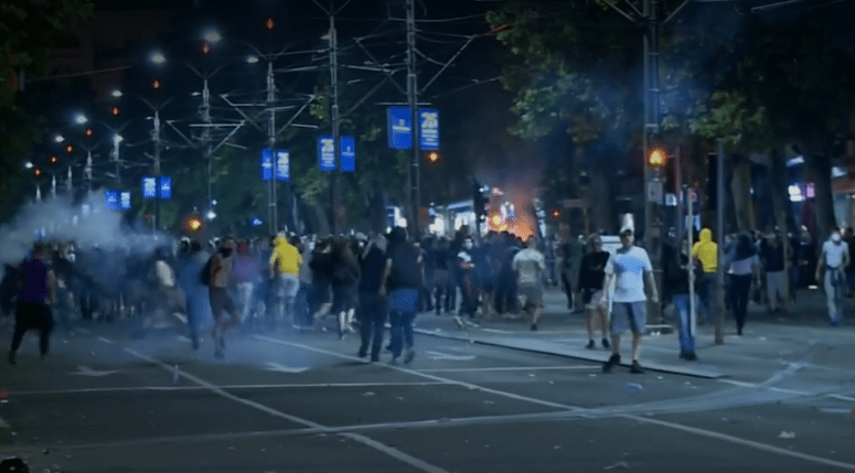 Bilans protesta u Beogradu: Povrijeđeno 19 policajaca i 17 demonstranata