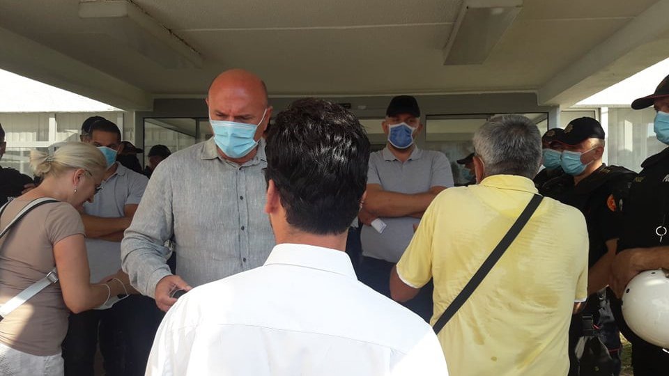 (VIDEO) Carević nakon ulaska u zgradu Opštine: Totalno bezakonje i okupacija, bićemo uporni