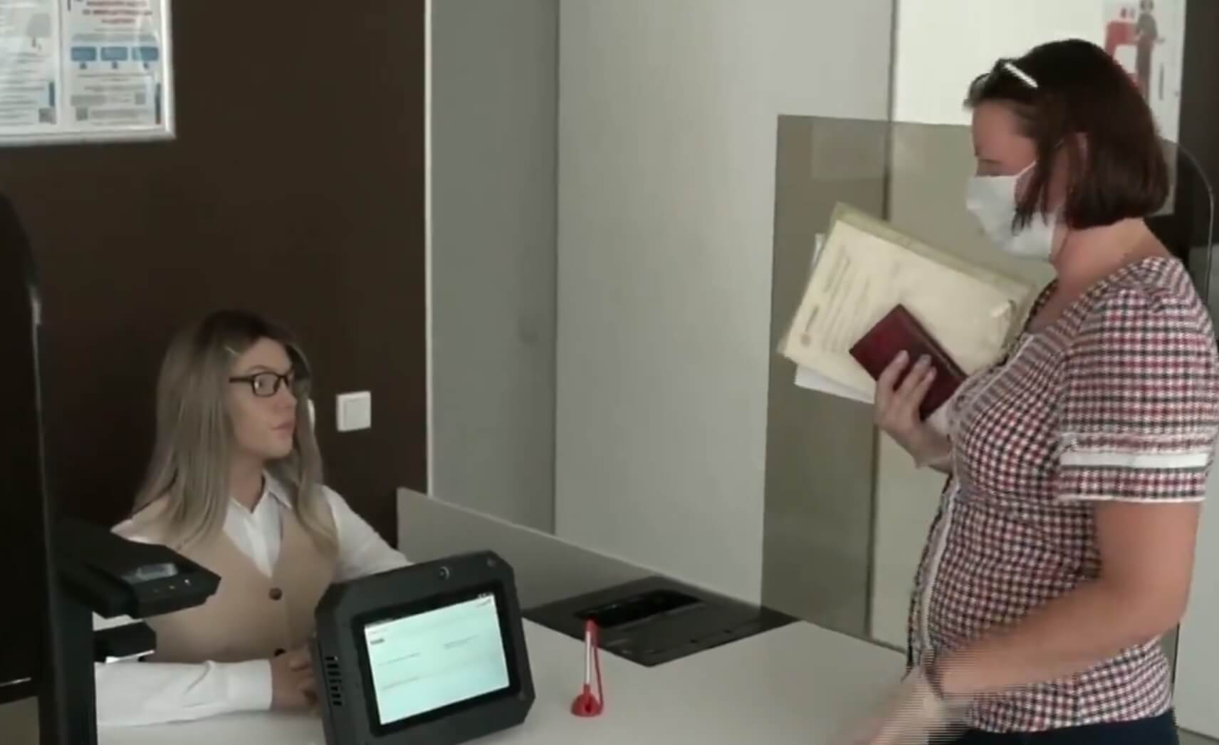U Rusiji „zaposlena“ prva robot-službenica