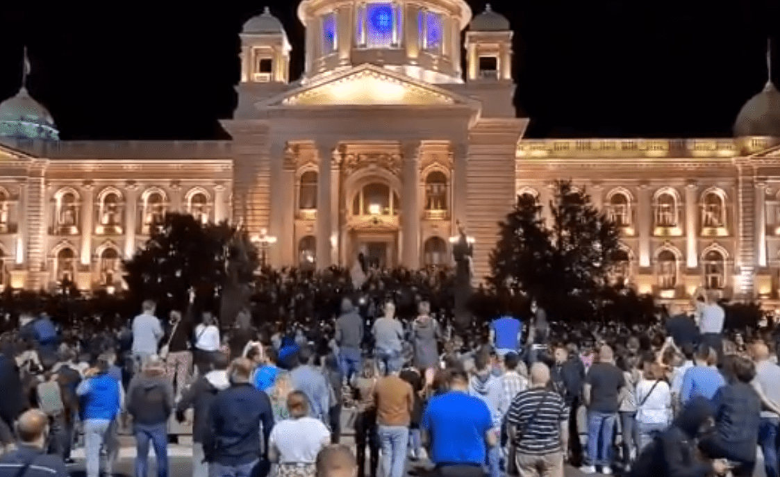 Haos u Beogradu: Razvaljena vrata parlamenta, policija bacila suzavac, lete kamenice