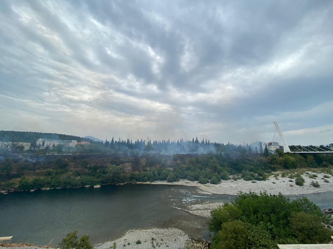 Požar oko mosta Milenijum u Podgorici (FOTO)