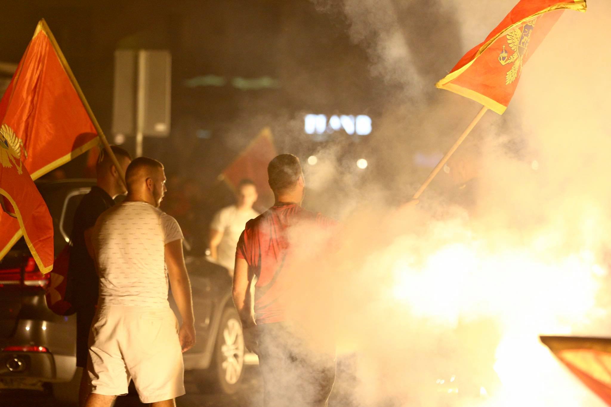 (FOTO/VIDEO) City kvart ukrašen crnogorskim zastavama: “Ti si naša prva ljubav Crna Goro volim te”