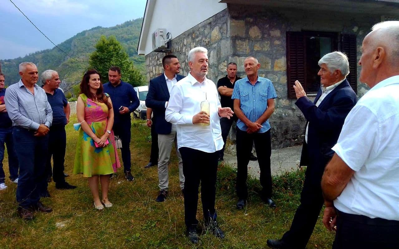 Ko je protiv vlasti, prijavi se kod Švalera ili Male mace i leti za Crnu Goru