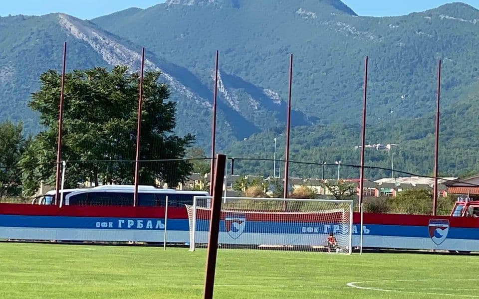 (FOTO) Nema fudbala u Radanovićima: Zbog zastave nije odigran meč Grbalj – Bokelj