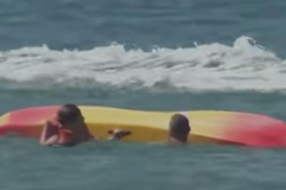Portugalski predsjednik spasao dvije žene čiji se kajak prevrnuo u moru (VIDEO)