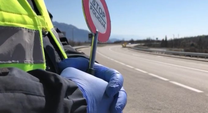 Policija sankcionisala 98 osoba zbog prekršaja tokom auto-litija