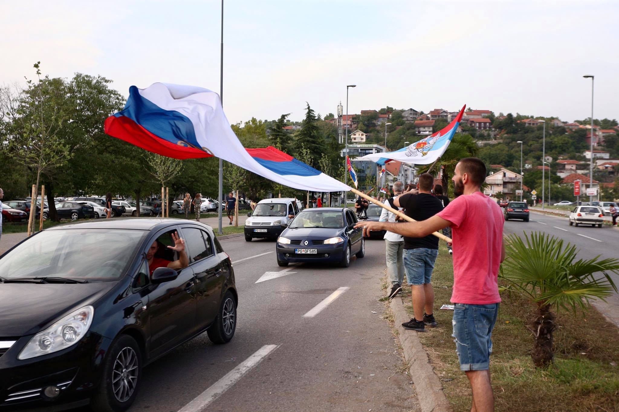 (VIDEO) “Ko ne skače taj je šiptar”: Nacionalističke poruke tokom okupljanja u Podgorici