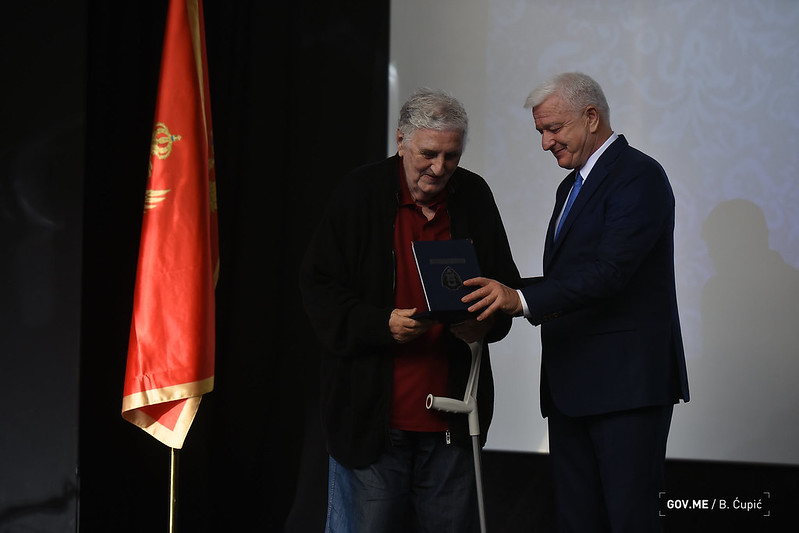 Premijer uručio Branku Banjeviću književnu nagradu „Božo Bulatović“: Čitava crnogorska istorija djeluje kao epopeja narodu koji se stalno bori za pravo da odlučuje o sebi