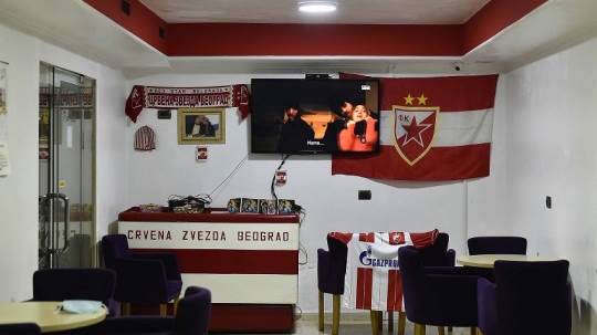 Kafić posvećen Crvenoj zvezdi u centru Tirane, otvorio Crnogorac