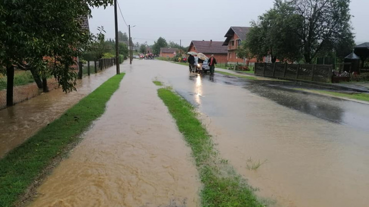Veći dio Hrvatske poplavljen: Ulice i objekti pod vodom, brodovi se otrgli sa veza