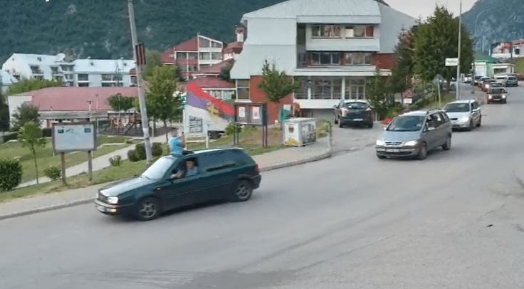 Auto litije u Nikšiću, Plužinama, Pljevljima, dominirale srpske zastave