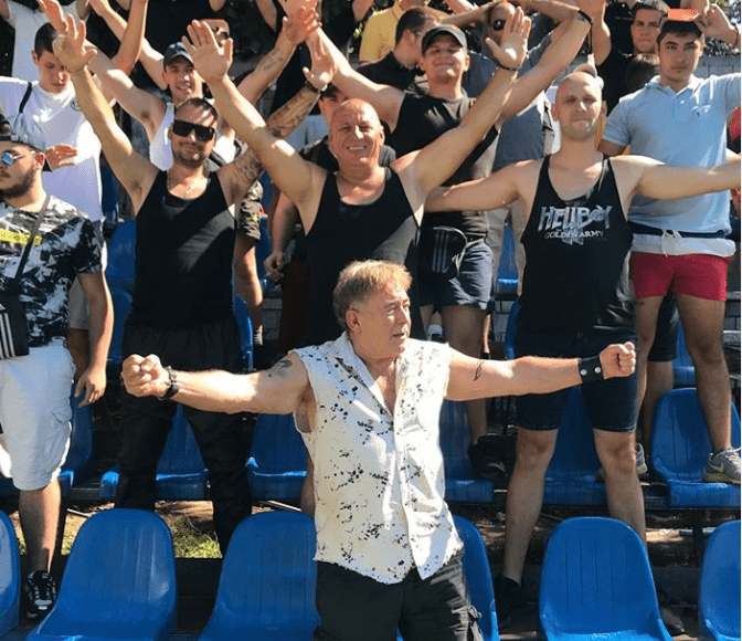 (FOTO) Mima je VOĐA NAVIJAČA!
