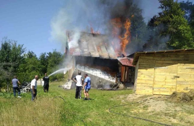 Požar u Petnjici, izgorjela kuća (VIDEO/FOTO)