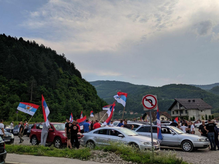 Prijave protiv 71 osobe: Isticali srpske zastave na auto-litijama